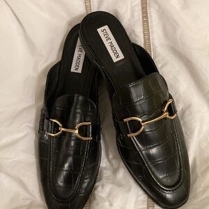 Steve Madden brand new with tags
Black gator print slides withh gold buckle